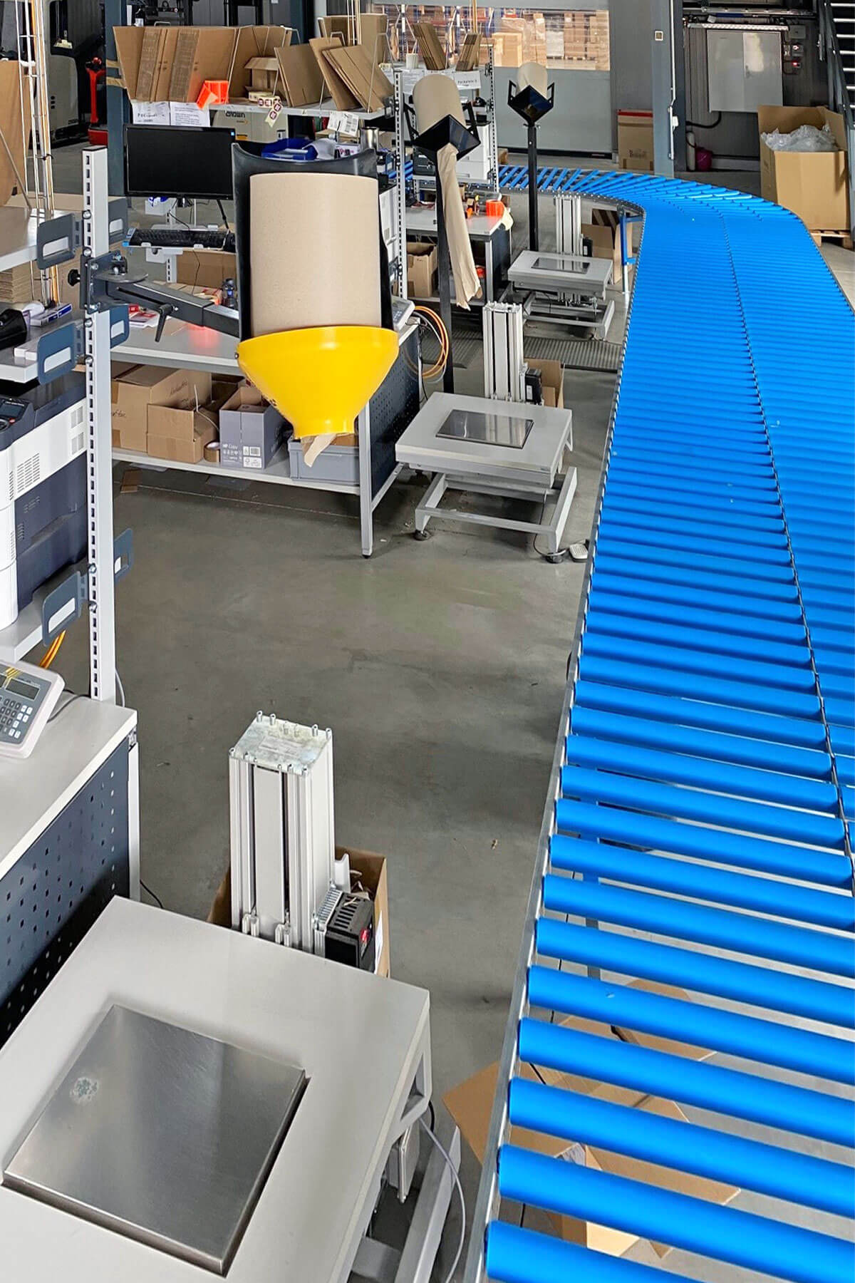 Fördertechnik mit Hubelementen, ERGO-line Packstationen {{brizy_dc_image_alt imageSrc=