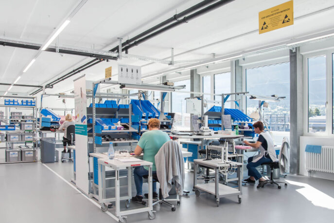 ERGO-Vario Tisch mit Ablageböden und Lagersichtkästen {{brizy_dc_image_alt imageSrc=