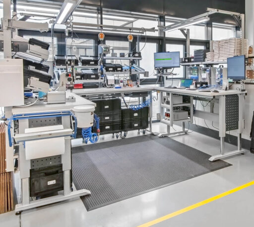 tables de montage ESD réglables en hauteur, tapis de sol et éclairage {{brizy_dc_image_alt imageSrc=