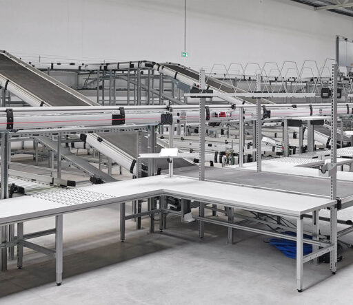 ERGO-line Packtische mit Anbindung an Zuführung Versandzentrum {{brizy_dc_image_alt imageSrc=