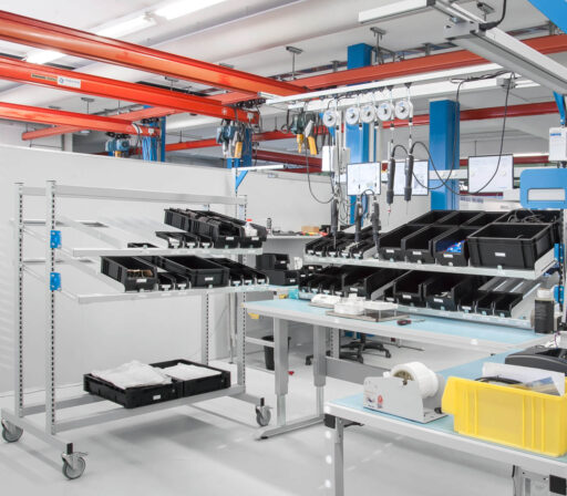 ERGO-line MaterialzufĂĽhrung am Tisch befestigt und an Transportwagen {{brizy_dc_image_alt imageSrc=